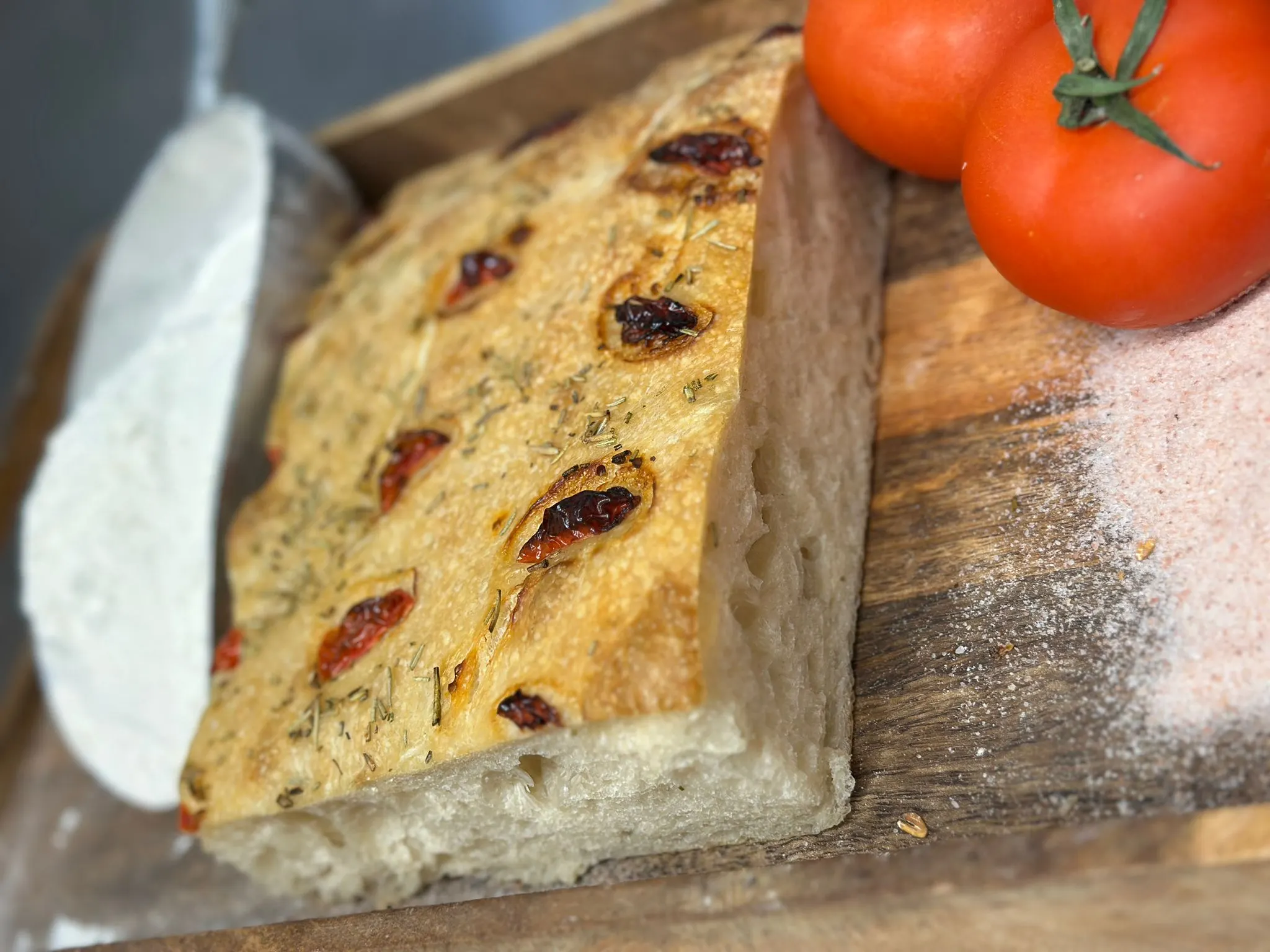 Zdjęcie produktu: Focaccia z oliwą z oliwek, rozmarynem i pomidorami