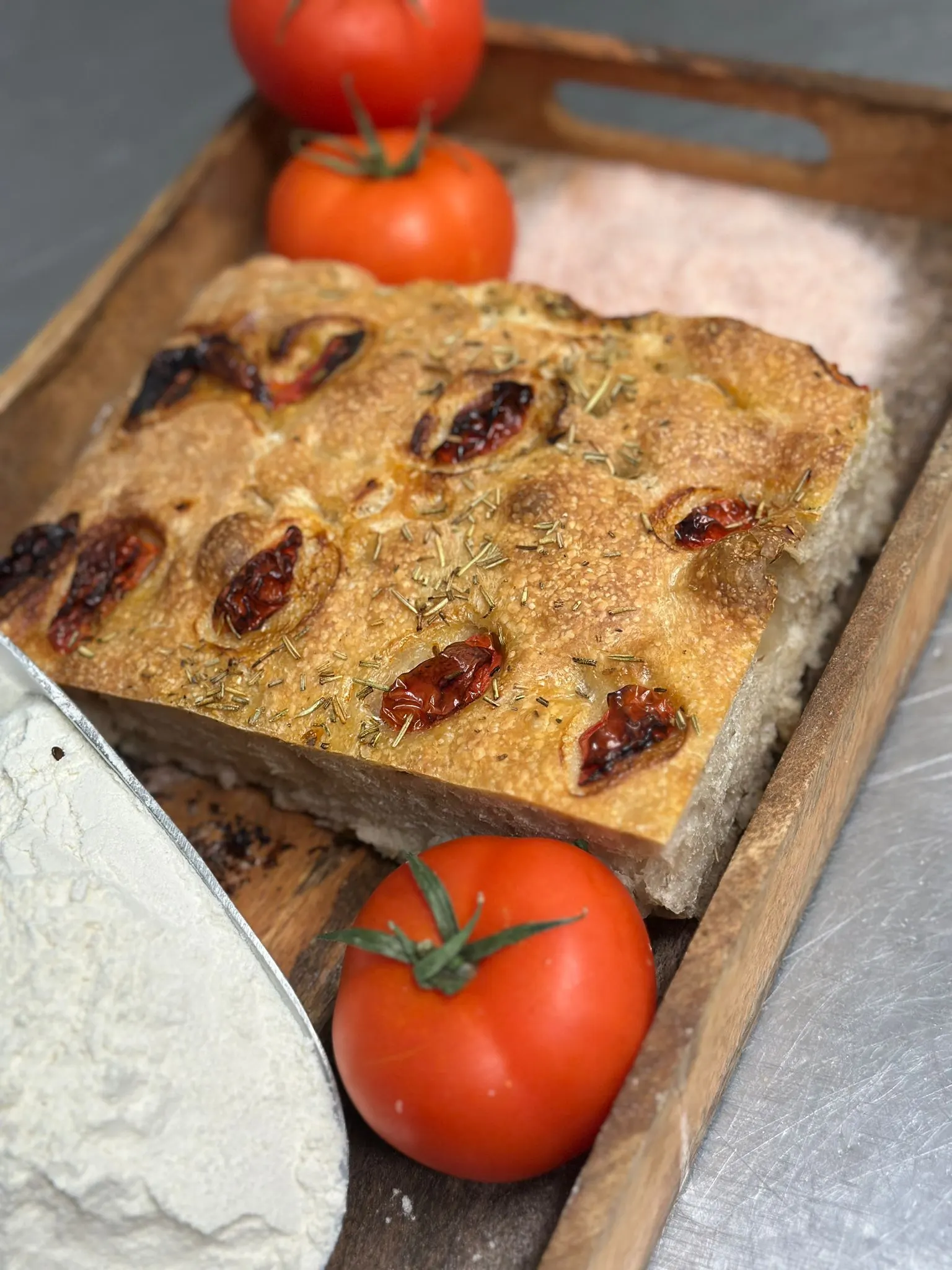 Zdjęcie produktu: Focaccia orkiszowa z oliwą z oliwek, rozmarynem i pomidorami